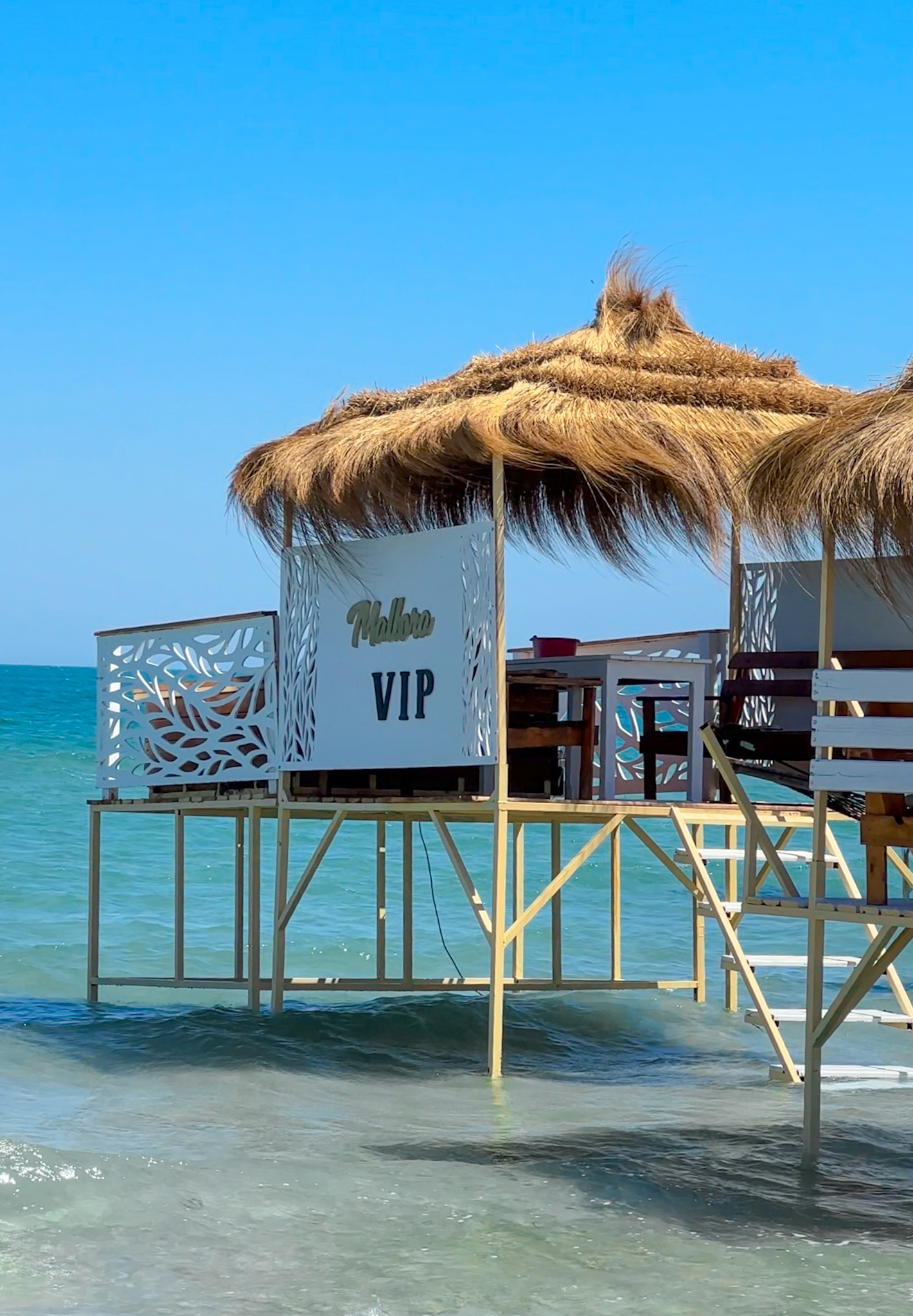Paillote pieds dans l'eau VIP
